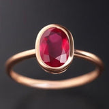 赤いルビーの金のリング