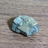 3cm金属的な光沢のある原石「鉄の硫化物 (てつのりゅうかぶつ)