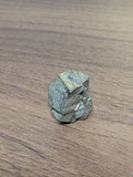 3cm金属的な光沢のある原石「鉄の硫化物 (てつのりゅうかぶつ)