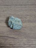3cm金属的な光沢のある原石「鉄の硫化物 (てつのりゅうかぶつ)