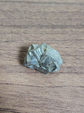 3cm金属的な光沢のある原石「鉄の硫化物 (てつのりゅうかぶつ)