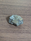 3cm金属的な光沢のある原石「鉄の硫化物 (てつのりゅうかぶつ)
